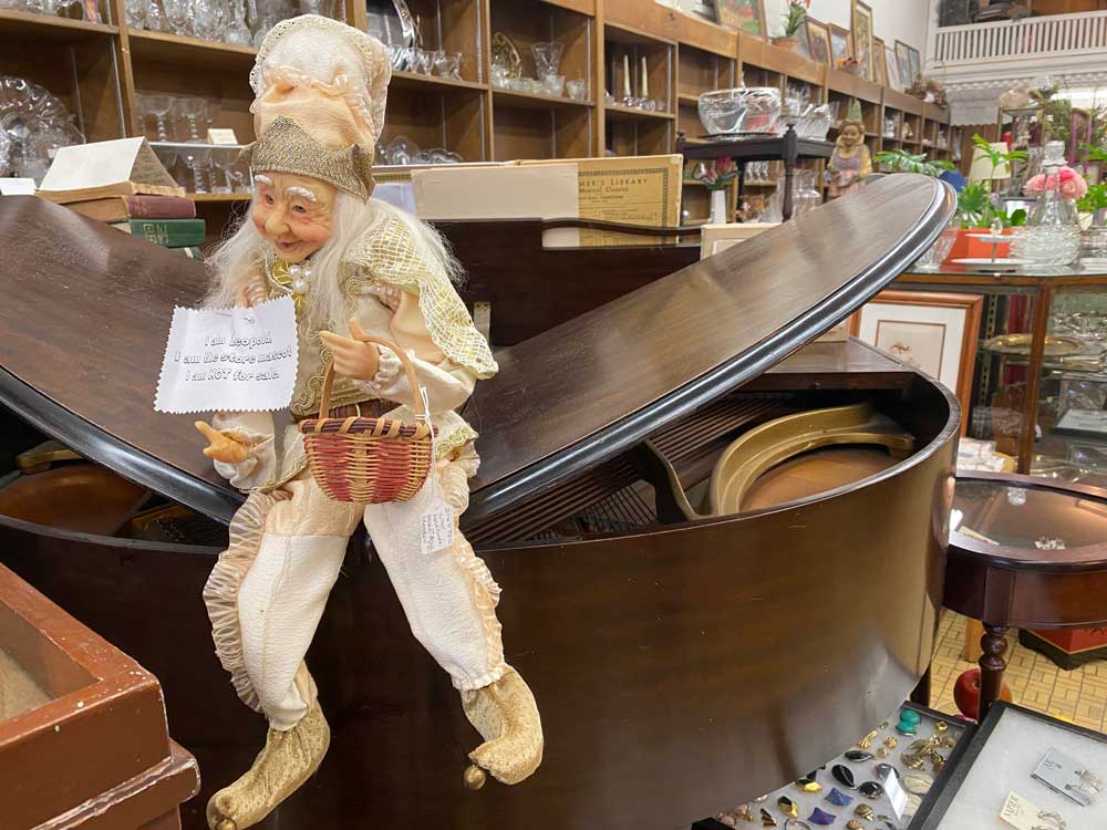 Leopold-1000 Leopold store mascot