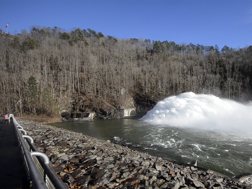 Sluice flood gates